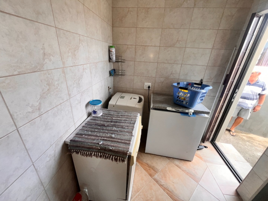 To Let 3 Bedroom Property for Rent in Wavecrest Eastern Cape